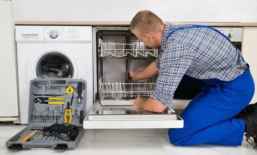 Şereflikoçhisar Daikin servisi teknisyen ekibi beyaz eşya tamiri yaparken